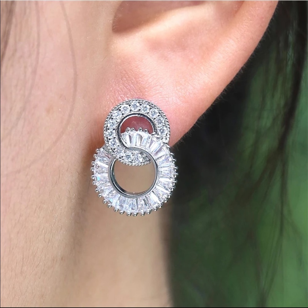 NEW 18K White Gold Diamond Circle Earrings - Picture 4 of 5